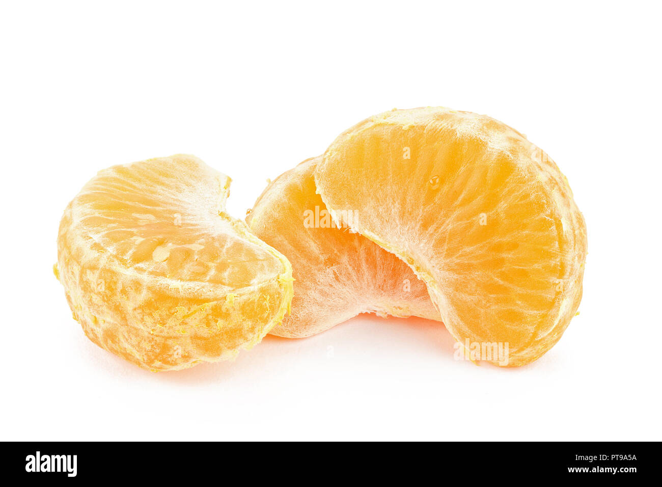 Mature di mandarini isolati su sfondo bianco. frutto tradizionale per il natale Foto Stock