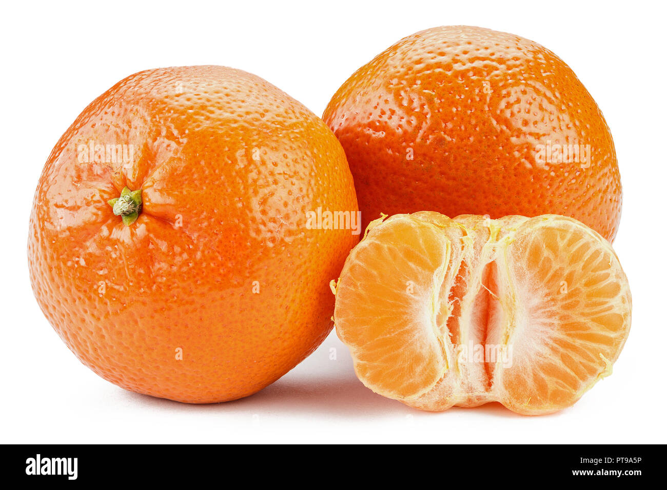 Mature di mandarini isolati su sfondo bianco. frutto tradizionale per il natale Foto Stock