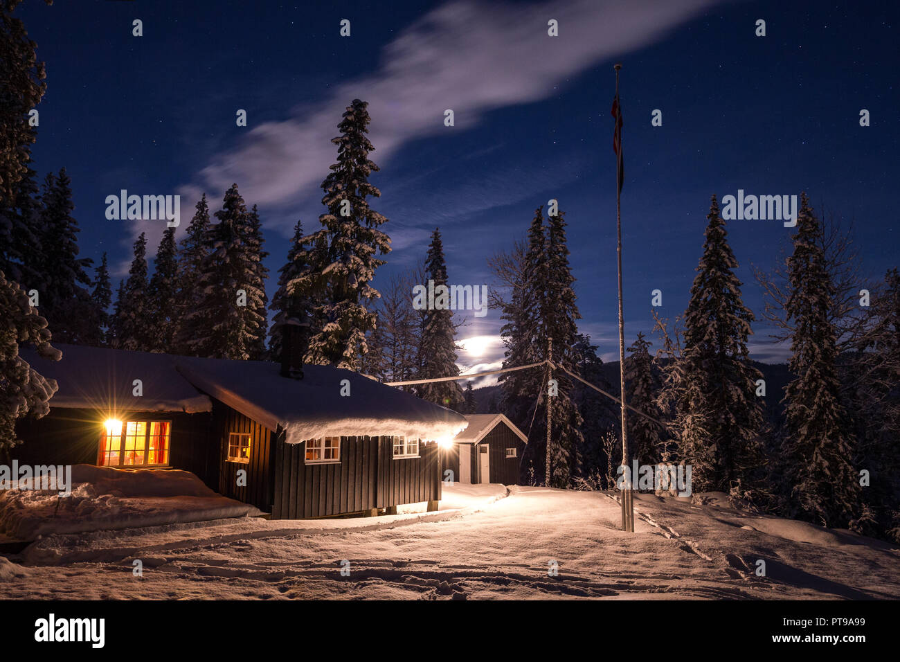 Cabina di legno nella foresta vicino Heia, Grong area. Viaggio in cabina in norvegese l'inverno. Foto Stock