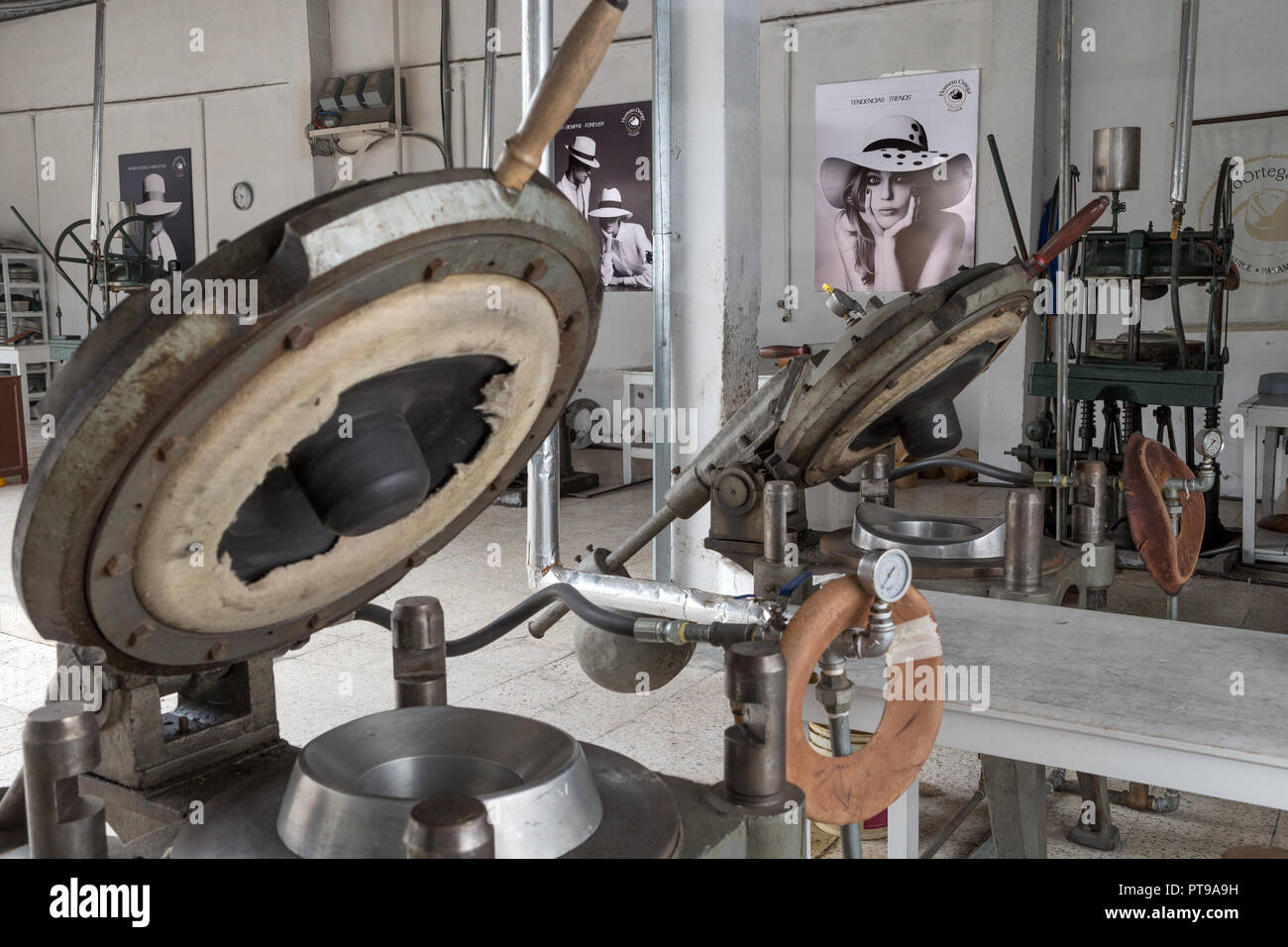 Hat preme Homero Ortega hat factory Cuenca, Ecuador Foto Stock