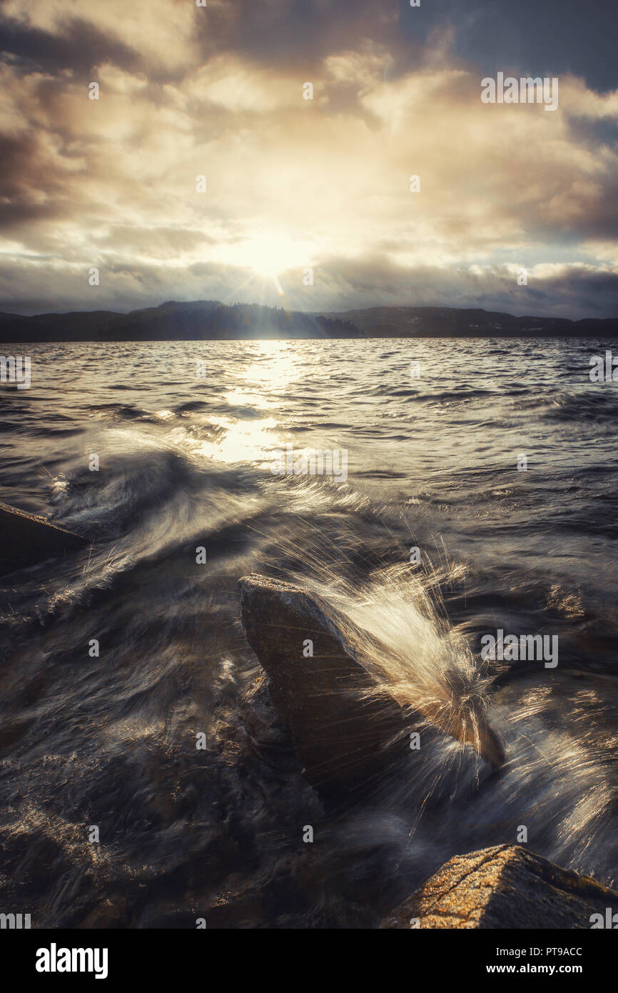 Serata di vento sulle rive del lago Jonsvatnet a Trondheim, Norvegia. Foto Stock