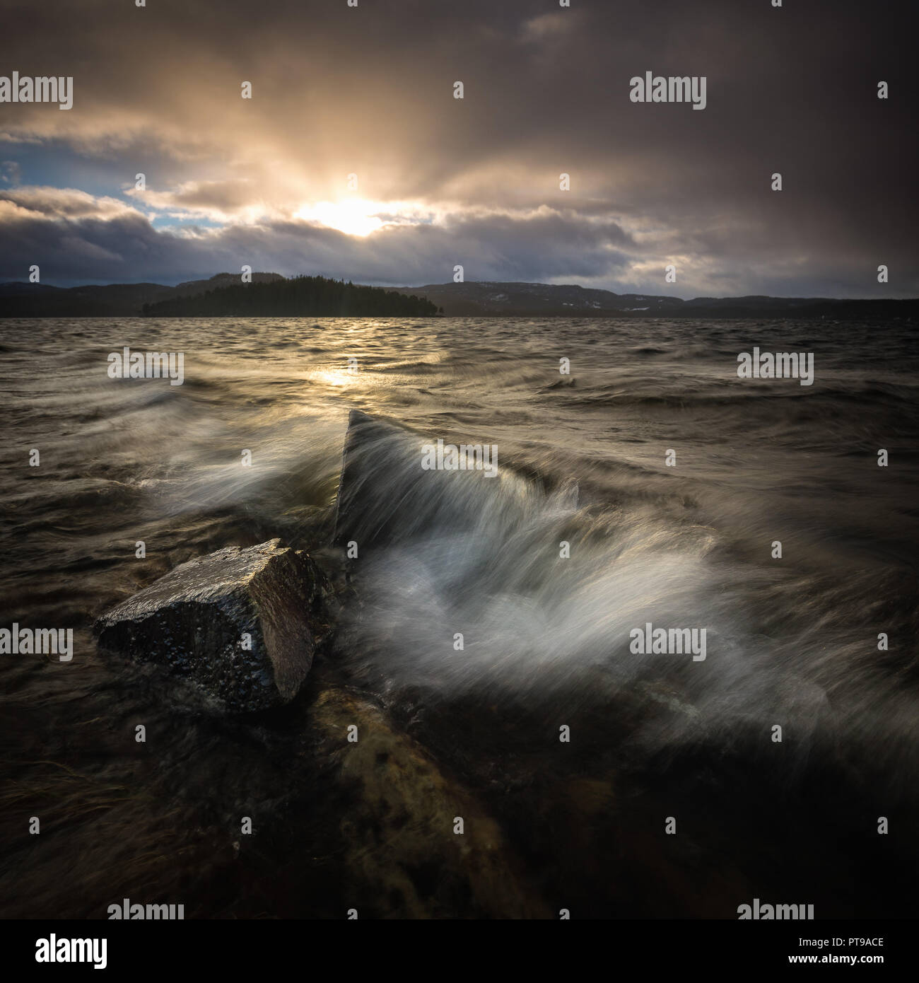Serata di vento sulle rive del lago Jonsvatnet a Trondheim, Norvegia. Foto Stock