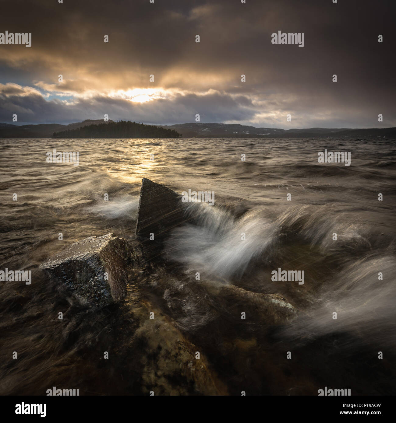 Serata di vento sulle rive del lago Jonsvatnet a Trondheim, Norvegia. Foto Stock