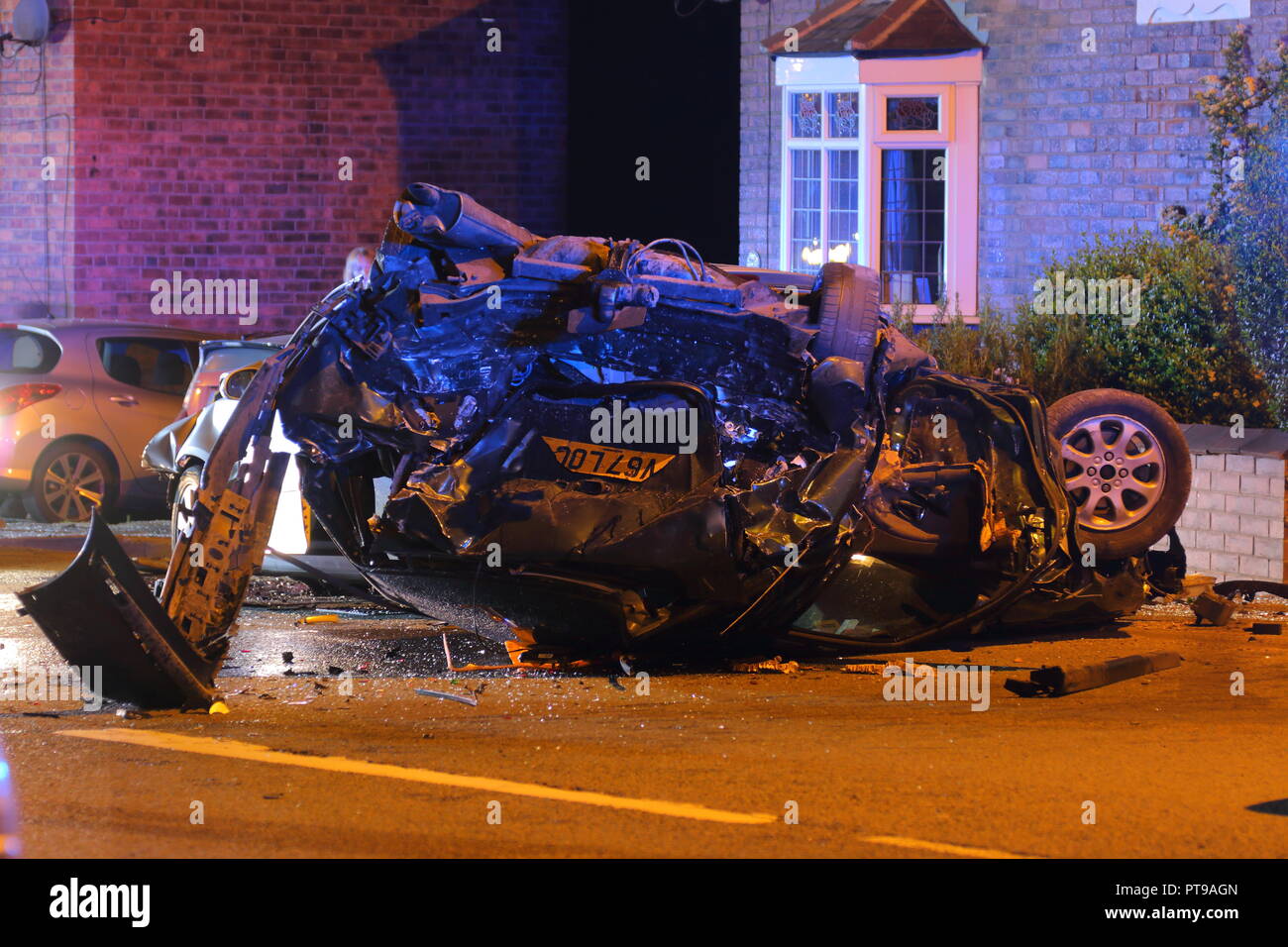 Relitto di una vettura che ha colpito una macchina parcheggiata a velocità su strada Knottingley in Knottingley , vicino a Pontefract , West Yorkshire. Foto Stock