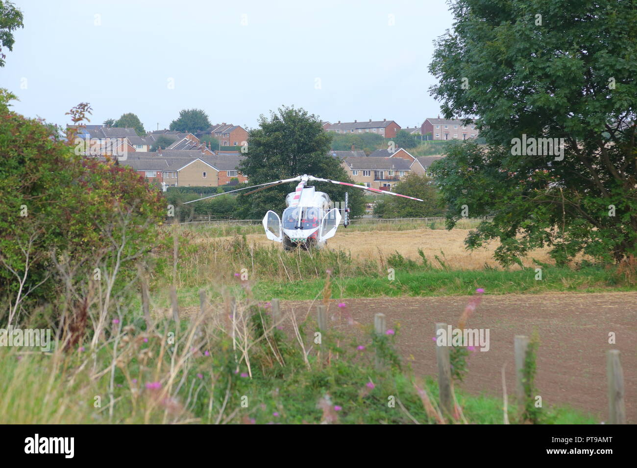 Un aereo ambulanza circa a decollare dopo lo sbarco in un campo vicino a un traffico stradale collisione coinvolge una motocicletta sulla strada Pontefract in Knottingley. Foto Stock