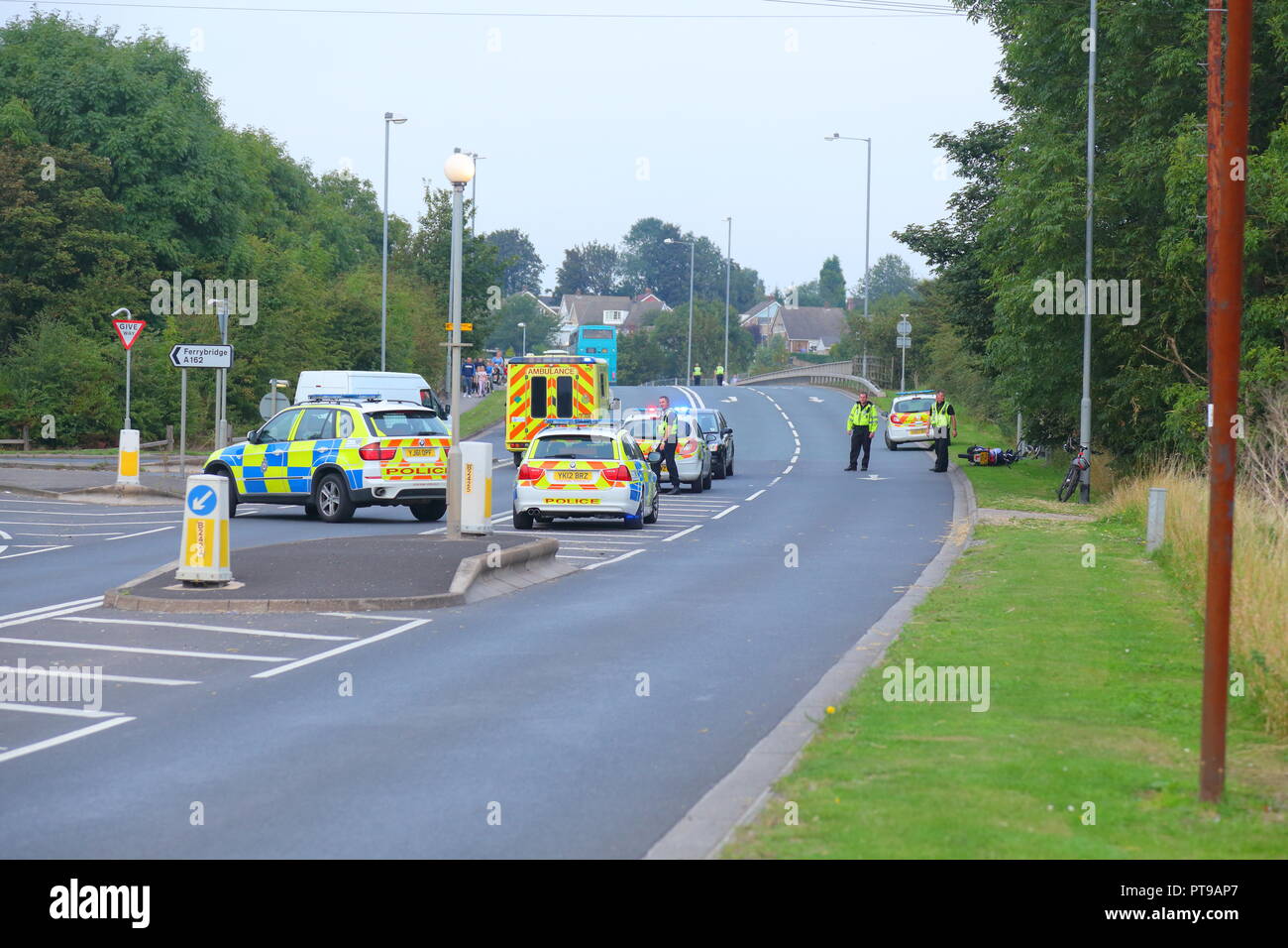 Servizi di emergenza sulla scena di un incidente che coinvolga un motociclo a Pontefract strada in Knottingley,West Yorkshire. Foto Stock