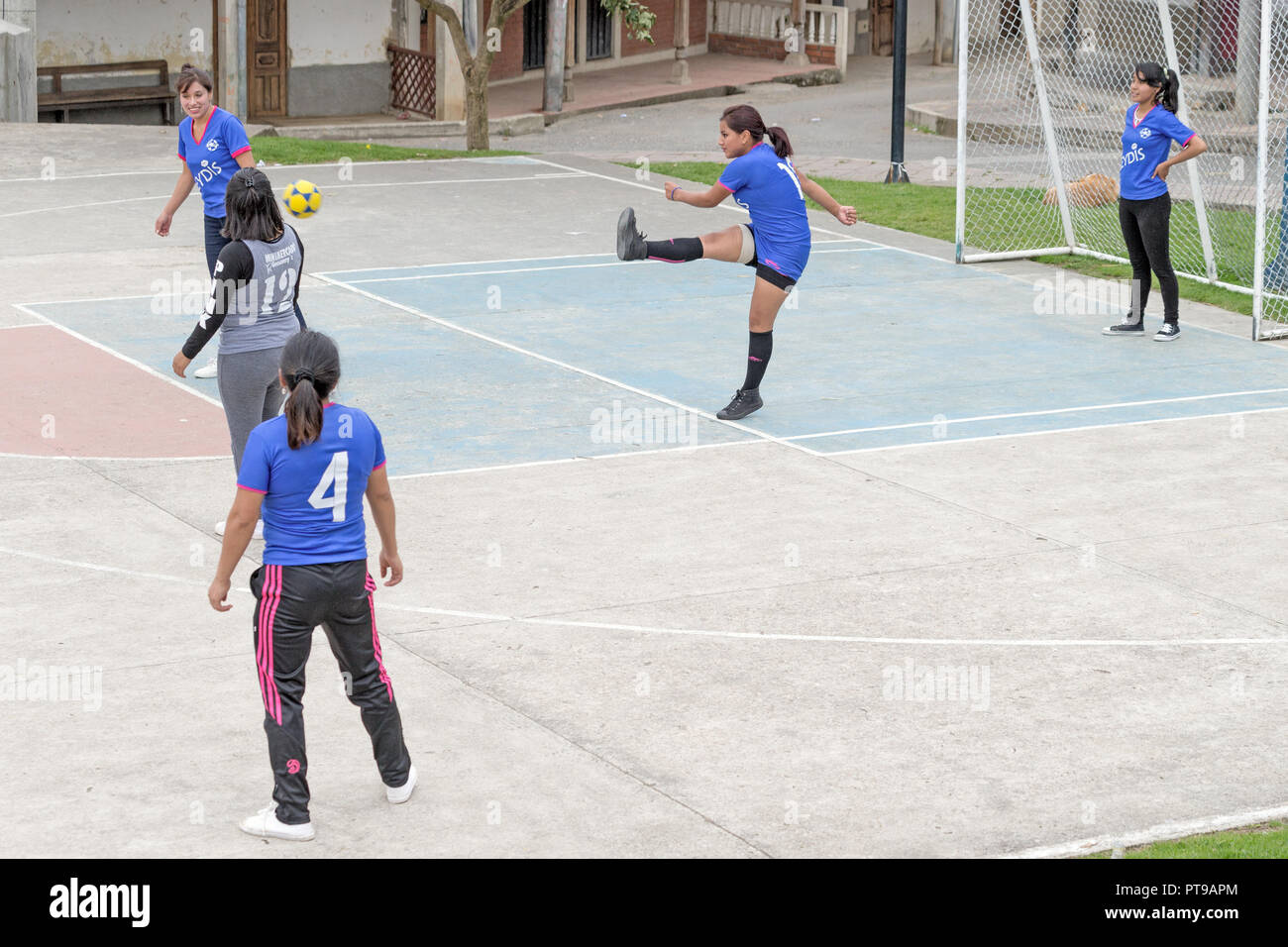 Le ragazze che giocano a calcio San Bartolome village nr Cuenca Ecuador Foto Stock