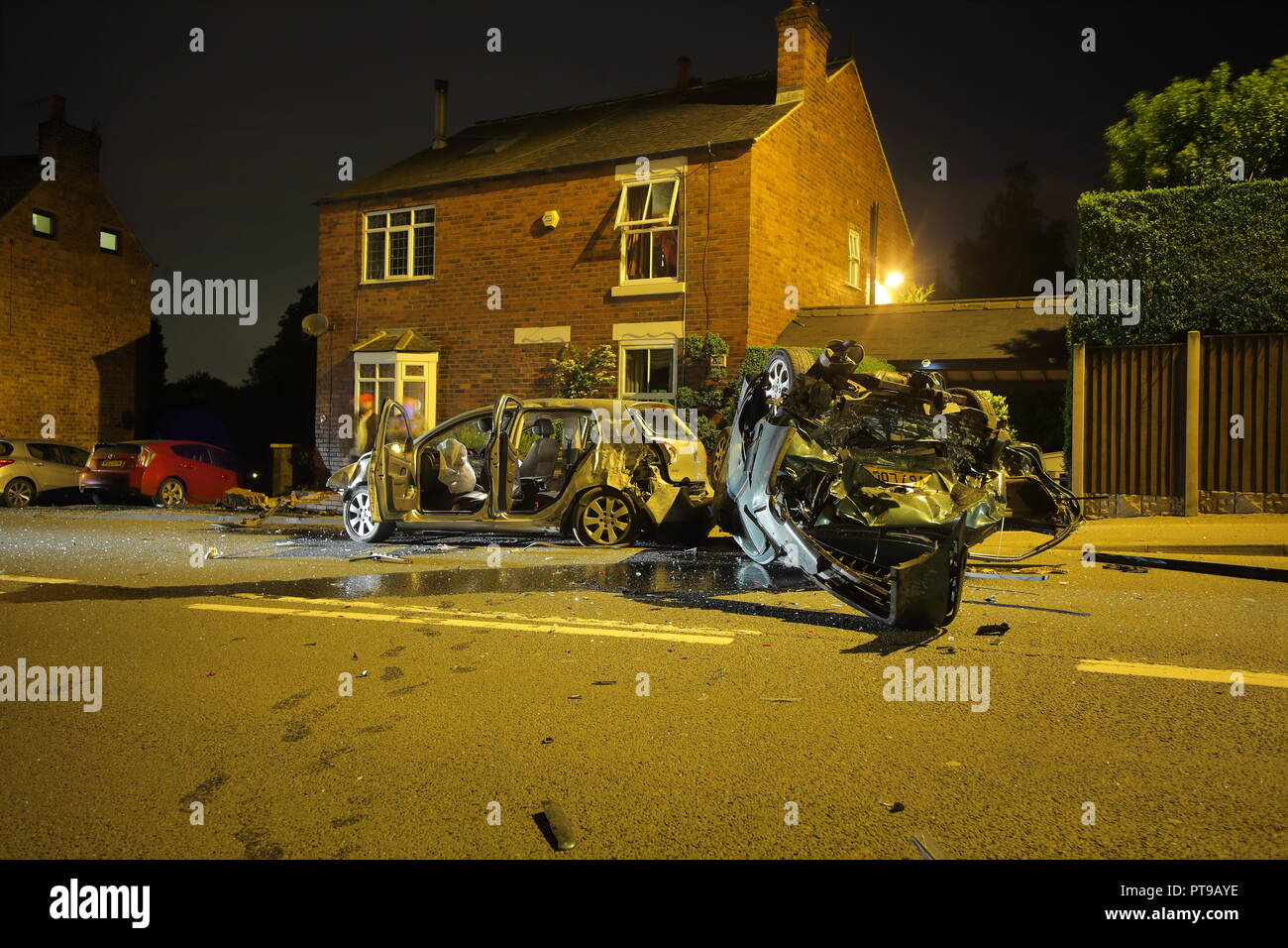 Relitto di una vettura che ha colpito una macchina parcheggiata a velocità su strada Knottingley in Knottingley , vicino a Pontefract , West Yorkshire. Foto Stock