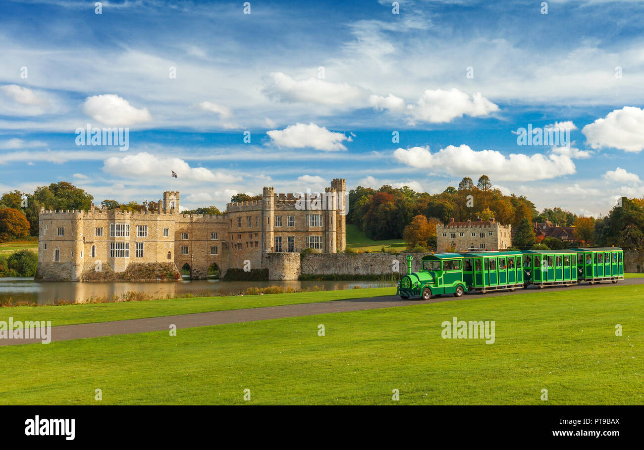 Il Castello di Leeds e il treno di terra. Foto Stock
