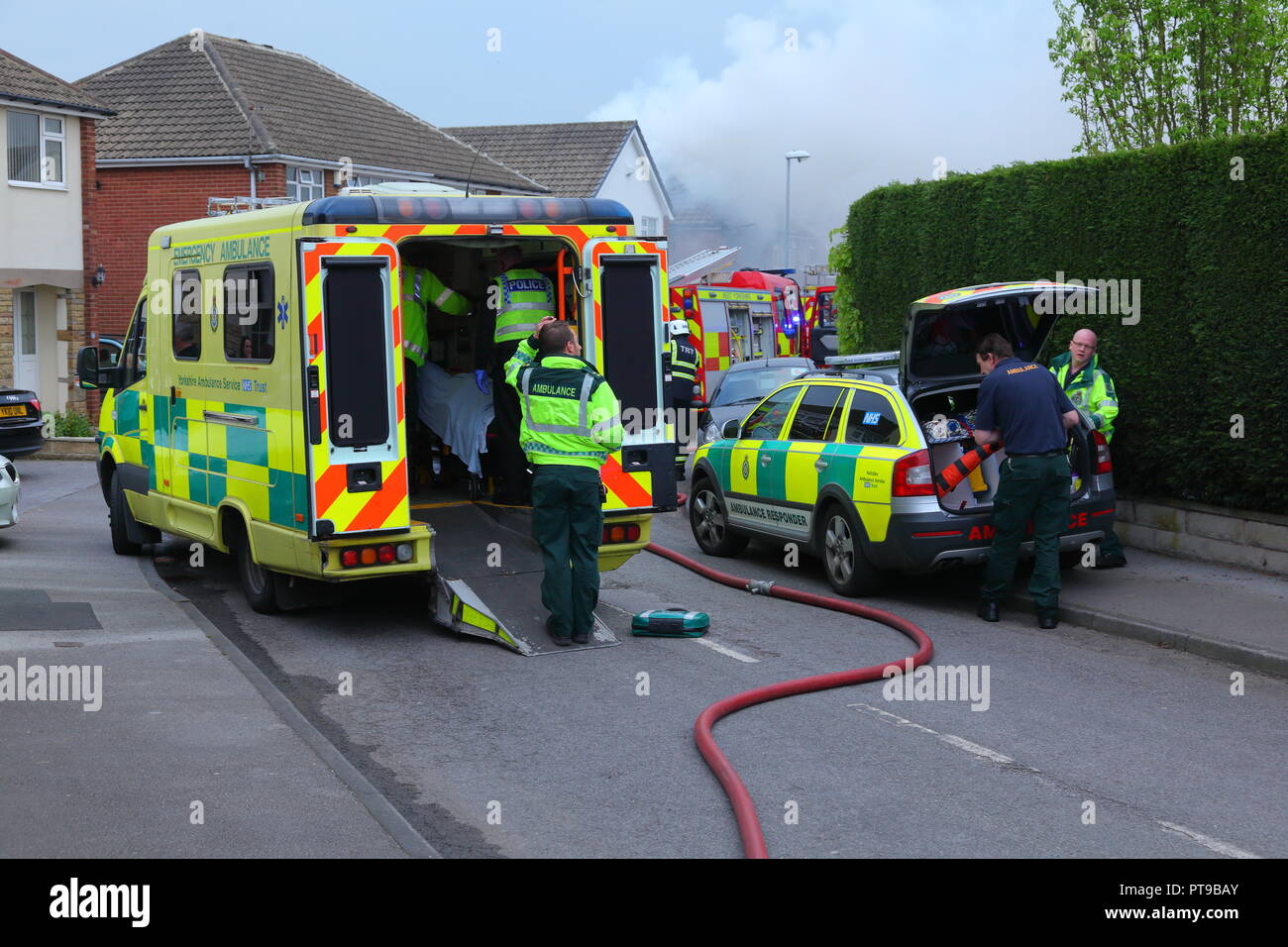 Servizio di emergenza veicoli presso la scena di una fatale casa di fuoco in Garforth, Leeds, West Yorkshire. Foto Stock