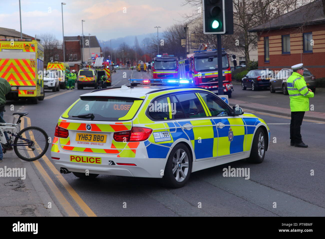 Una macchina della polizia da West Yorkshire Police crea un blocco stradale sulla scena di un incidente di fuoco in Castleford , West Yorkshire Foto Stock