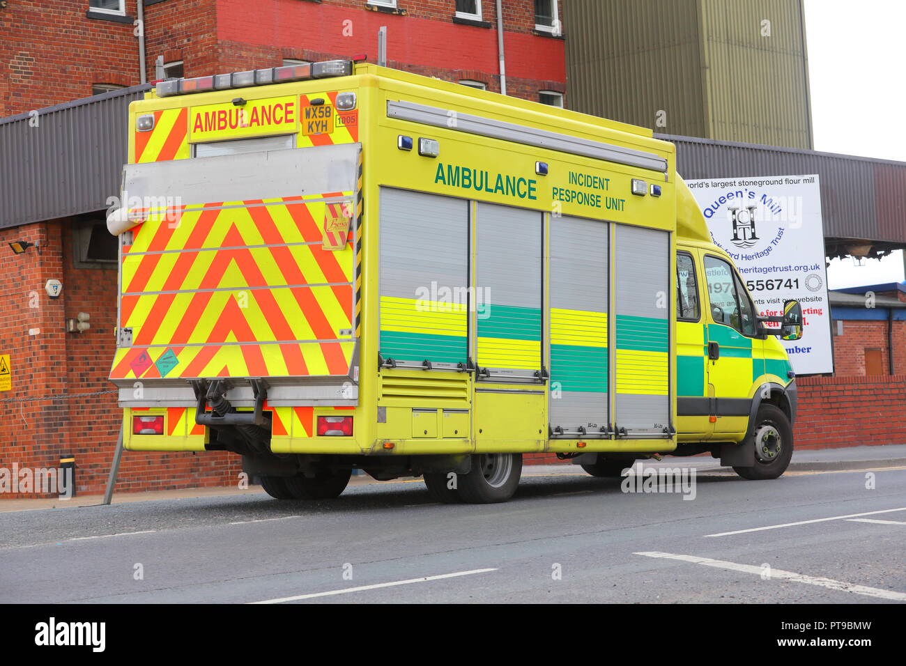 Ambulanza Incident Response Unit sulla scena di un incidente di fuoco in Castleford , West Yorkshire Foto Stock