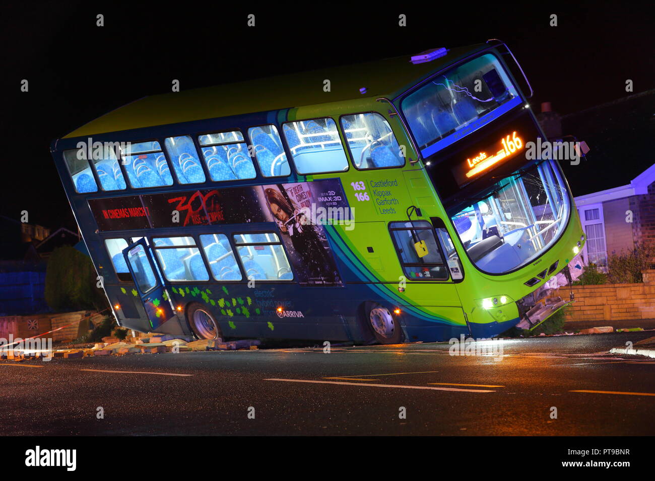 Un autobus si scontra con un muro in Kippax, Leeds. West Yorkshire. Regno Unito. Foto Stock
