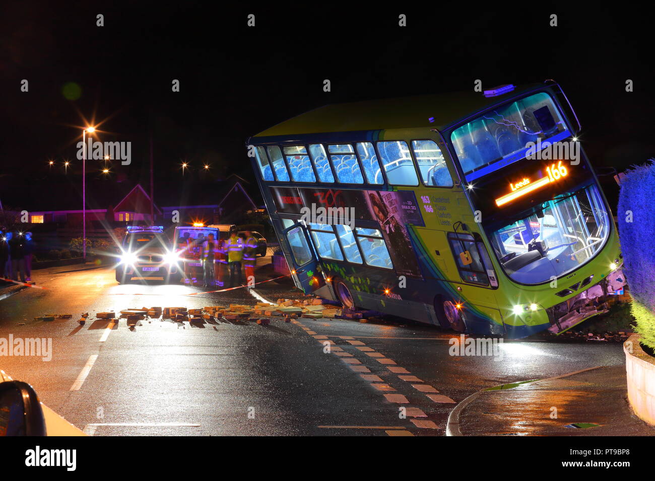 Un autobus si scontra con un muro in Kippax, Leeds. West Yorkshire. Regno Unito. Foto Stock