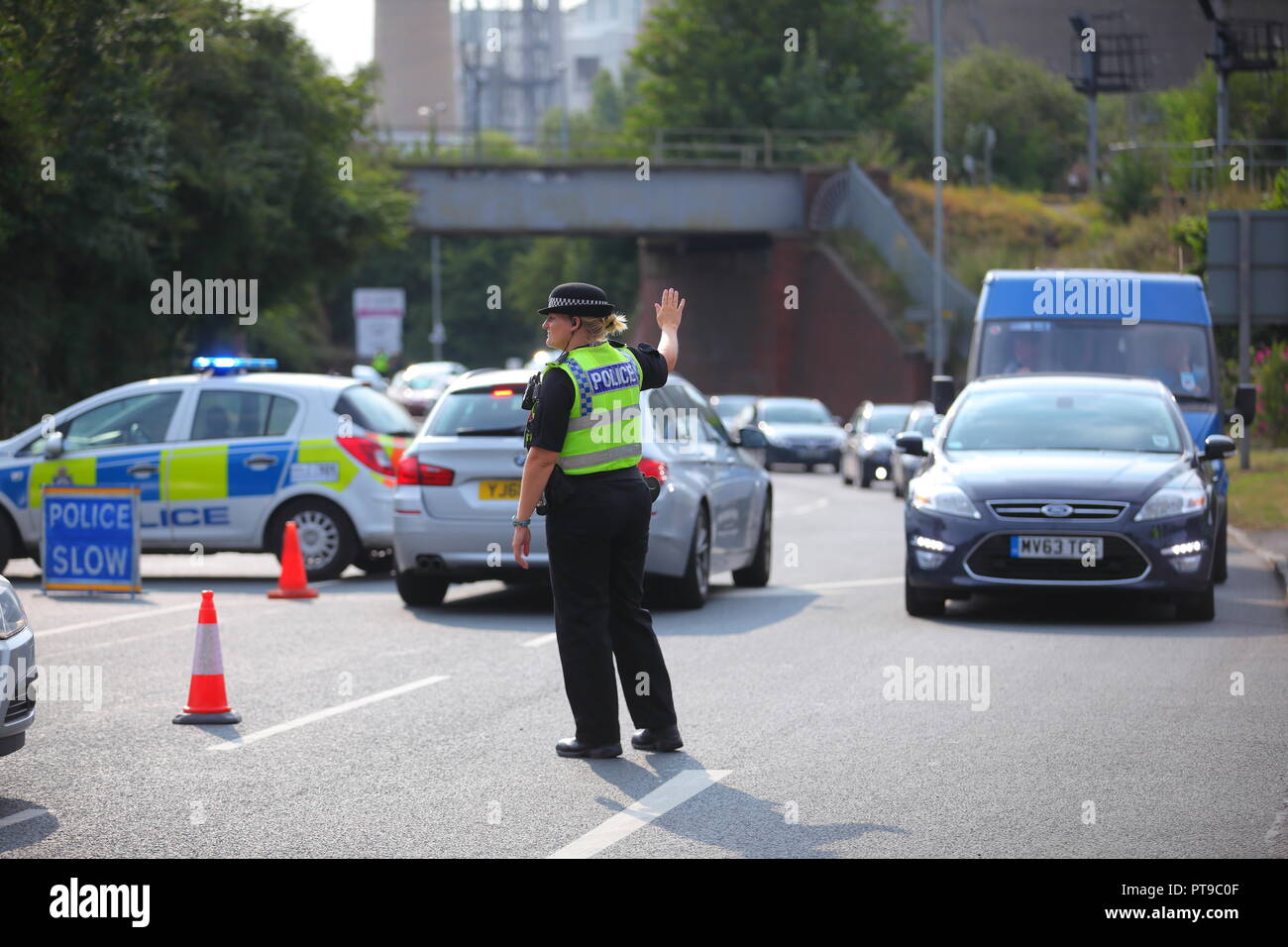 Un funzionario di polizia dirige il traffico sulla corsia Stranglands dovuta a un incendio a Ferrybridge Power Station Foto Stock