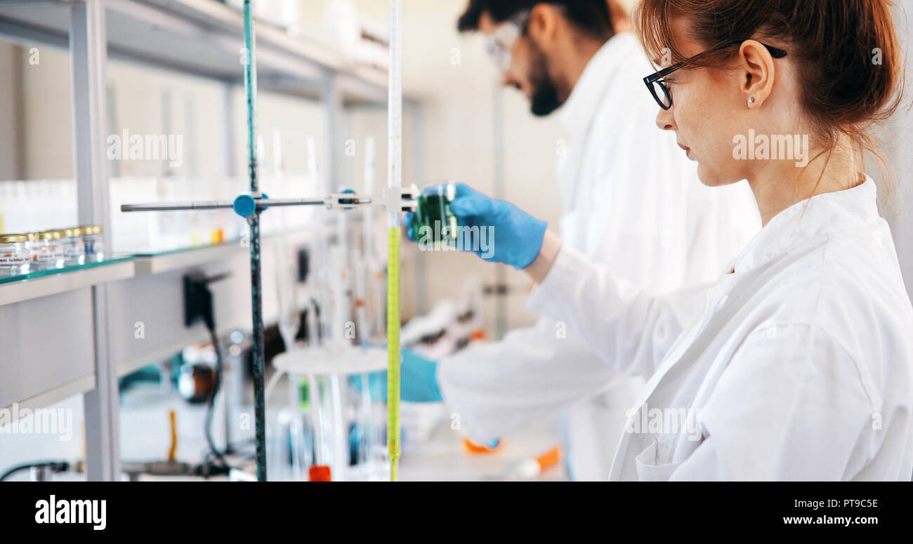 Attraente studente di lavorazione chimica in laboratorio Foto Stock