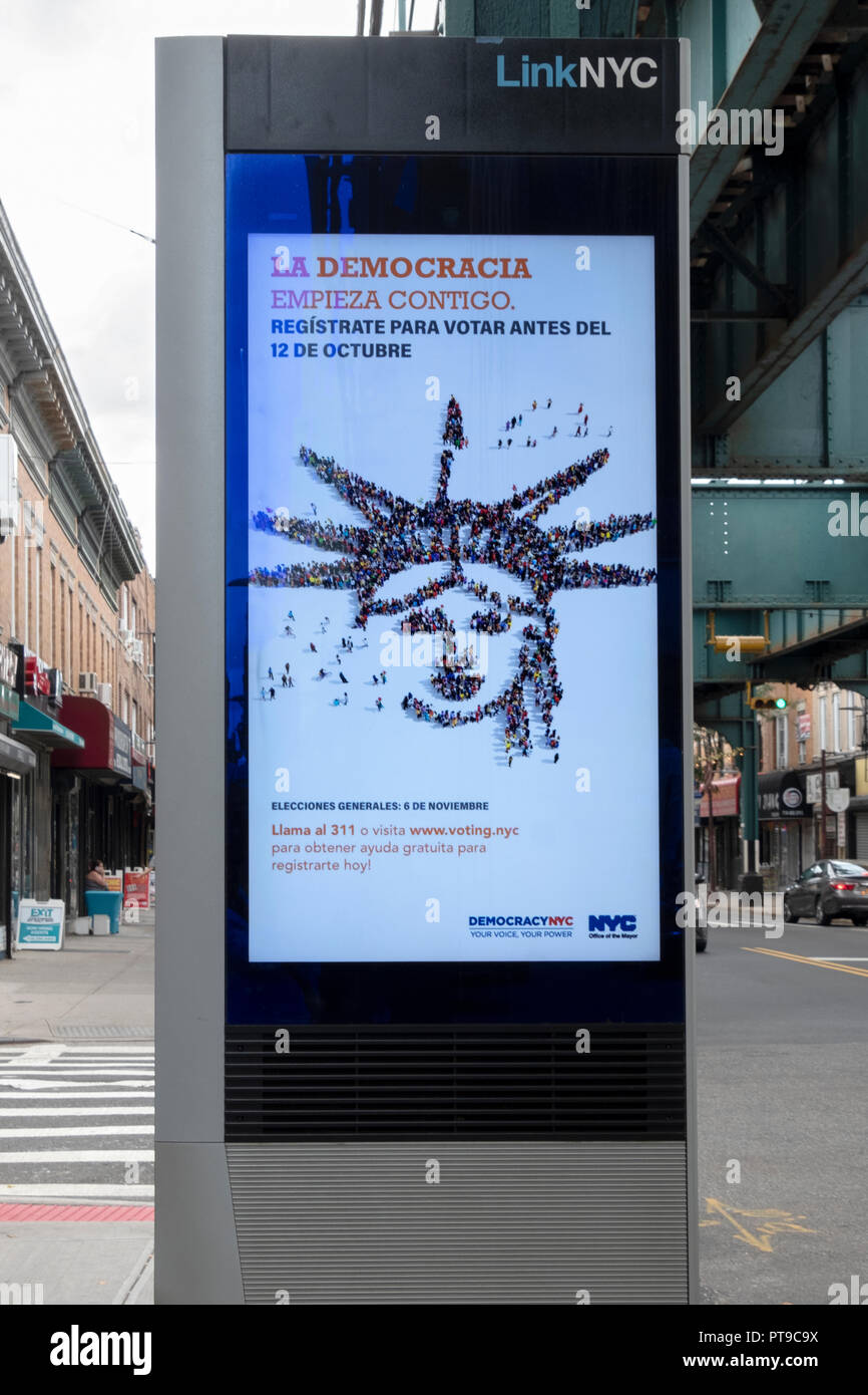 Una lingua spagnola messaggio su un collegamento nella schermata di NYC incoraggiare gli immigrati con le carte verdi a registrarsi per votare. In Queens, NYC Foto Stock