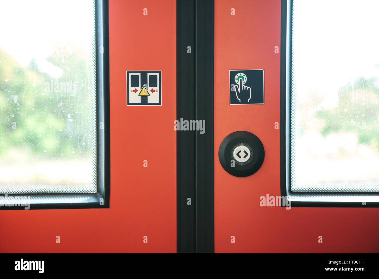 Close-up. La porta di uscita del treno con un pulsante per aprire  automaticamente la porta su richiesta quando il treno si ferma Foto stock -  Alamy