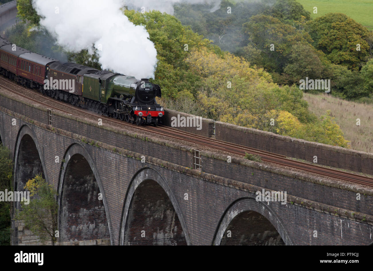 Flying Scotsman proveniente attraverso forder viadotto sul suo modo in Cornovaglia Foto Stock