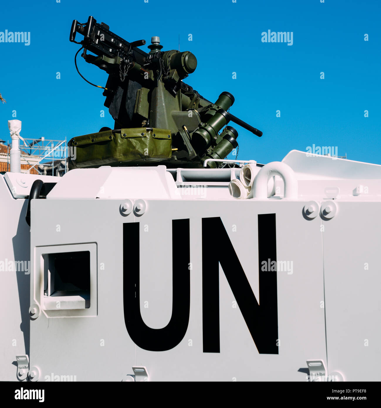 In prossimità delle Nazioni Unite per il mantenimento della pace del veicolo cisterna con la mitragliatrice montata sulla parte superiore Foto Stock