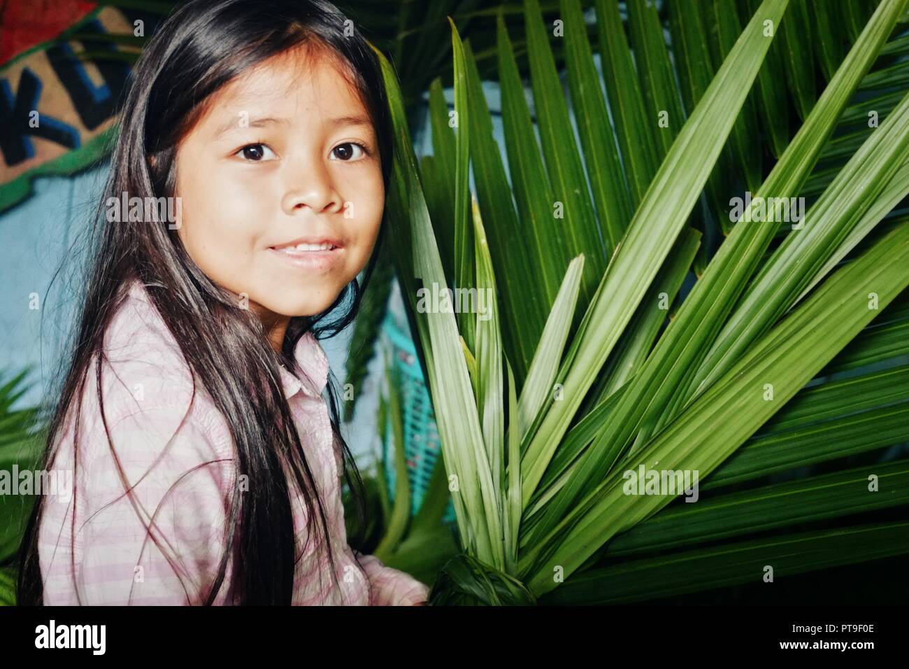 Macedonia, Amazzonia / Colombia - MAR 15 2016: ragazza giovane la preparazione per un villaggio caso facendo di foglie di palma decorazione Foto Stock