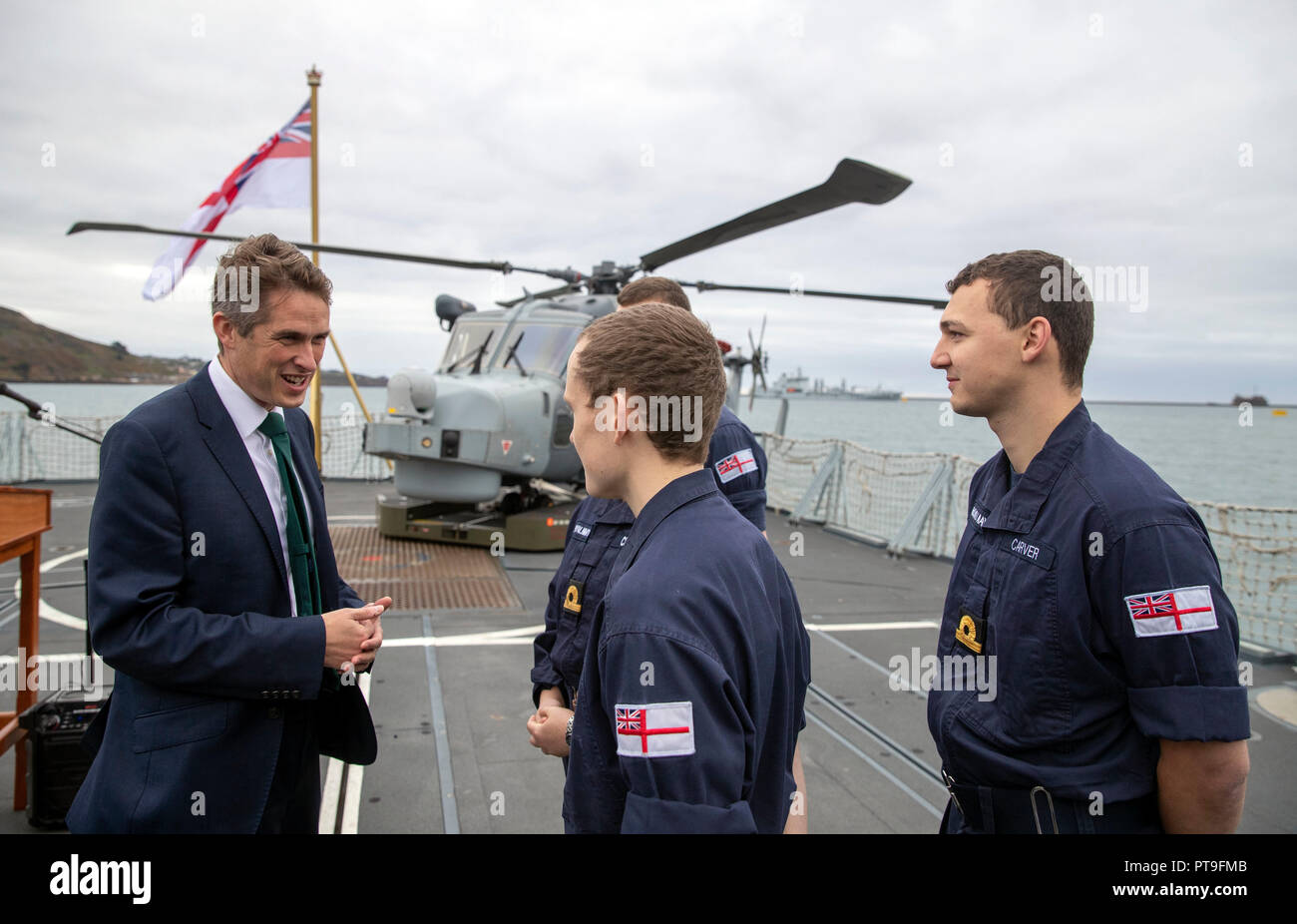 Il Segretario della Difesa Gavin Williamson (sinistra) parla per i membri della compagnia della nave durante una visita di HMS Montrose presso HMNB Devonport, Plymouth. Foto Stock