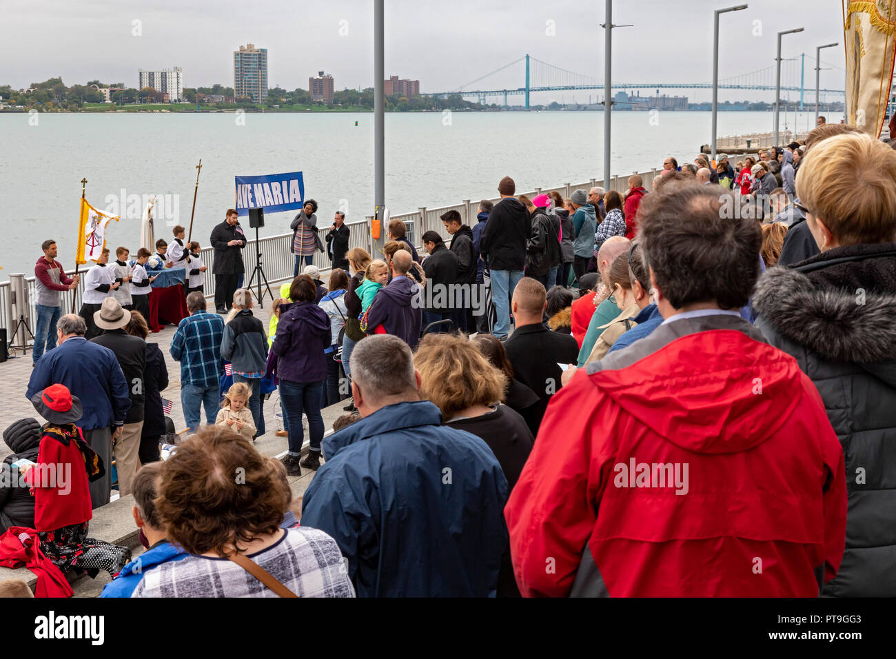 Detroit, Michigan STATI UNITI D'America - 7 Ottobre 2018 - cattolici si riuniranno presso il fiume Detroit, il confine internazionale con il Canada, per pregare il rosario. Esso è stato parte del rosario da costa a costa, durante la quale circa mille gruppi cattolici riuniti a coste degli Stati Uniti, confini e in altri luoghi pubblici per pregare il rosario. Credito: Jim West/Alamy Live News Foto Stock