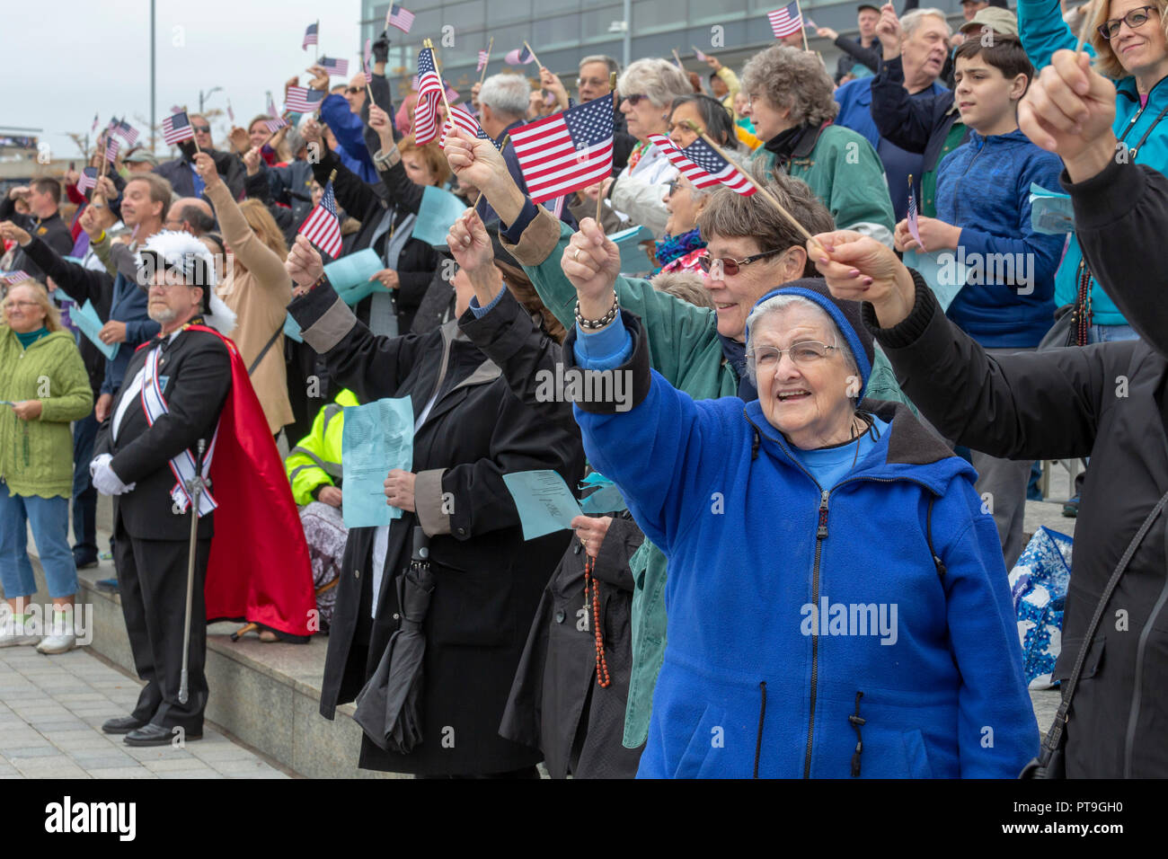 Detroit, Michigan STATI UNITI D'America - 7 Ottobre 2018 - sventolando bandierine americane, i cattolici si sono riuniti presso il fiume Detroit, il confine internazionale con il Canada, per pregare il rosario. Esso è stato parte del rosario da costa a costa, durante la quale circa mille gruppi cattolici riuniti a coste degli Stati Uniti, confini e in altri luoghi pubblici per pregare il rosario. Credito: Jim West/Alamy Live News Foto Stock