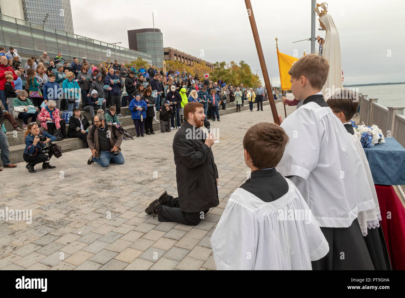 Detroit, Michigan STATI UNITI D'America - 7 Ottobre 2018 - Padre Stephen Pullis conduce preghiere Cattoliche si riuniranno presso il fiume Detroit, il confine internazionale con il Canada, per pregare il rosario. Esso è stato parte del rosario da costa a costa, durante la quale circa mille gruppi cattolici riuniti a coste degli Stati Uniti, confini e in altri luoghi pubblici per pregare il rosario. Credito: Jim West/Alamy Live News Foto Stock