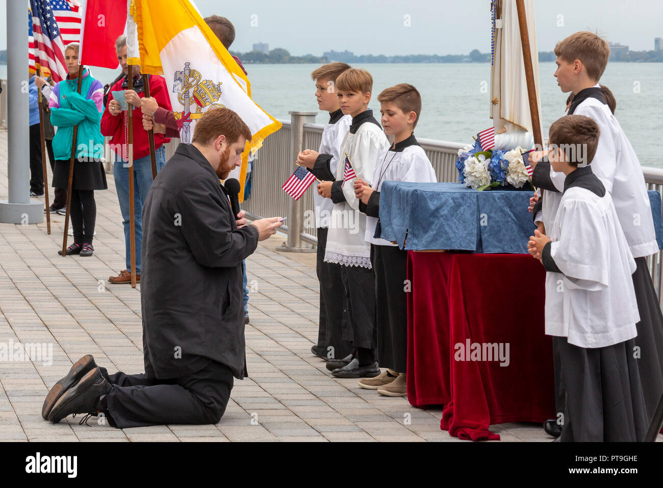 Detroit, Michigan STATI UNITI D'America - 7 Ottobre 2018 - Padre Stephen Pullis conduce preghiere Cattoliche si riuniranno presso il fiume Detroit, il confine internazionale con il Canada, per pregare il rosario. Esso è stato parte del rosario da costa a costa, durante la quale circa mille gruppi cattolici riuniti a coste degli Stati Uniti, confini e in altri luoghi pubblici per pregare il rosario. Credito: Jim West/Alamy Live News Foto Stock