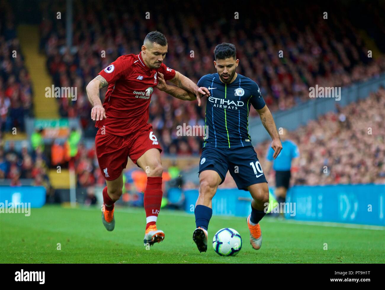 Liverpool. 8 Ott, 2018. Di Liverpool Dejan Lovren (L) vies con il Manchester City Sergio Aguero durante la Premier League inglese corrispondono ad Anfield di Liverpool, in Gran Bretagna il 7 ottobre, 2018. La partita si è conclusa in un 0-0. Credito: Xinhua/Alamy Live News Foto Stock