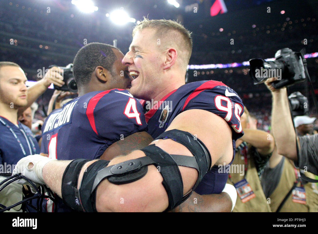 Houston, Texas, Stati Uniti d'America. Il 7 ottobre, 2018. Houston Texans difensivo fine J.J. Watt (99) saluta quarterback Deshaun Watson (4) a seguito di Houston 19-16 le ore di lavoro straordinario la vittoria su Dallas Cowboys a NRG Stadium di Houston, TX il 7 ottobre 2018. Credito: Erik Williams/ZUMA filo/Alamy Live News Foto Stock