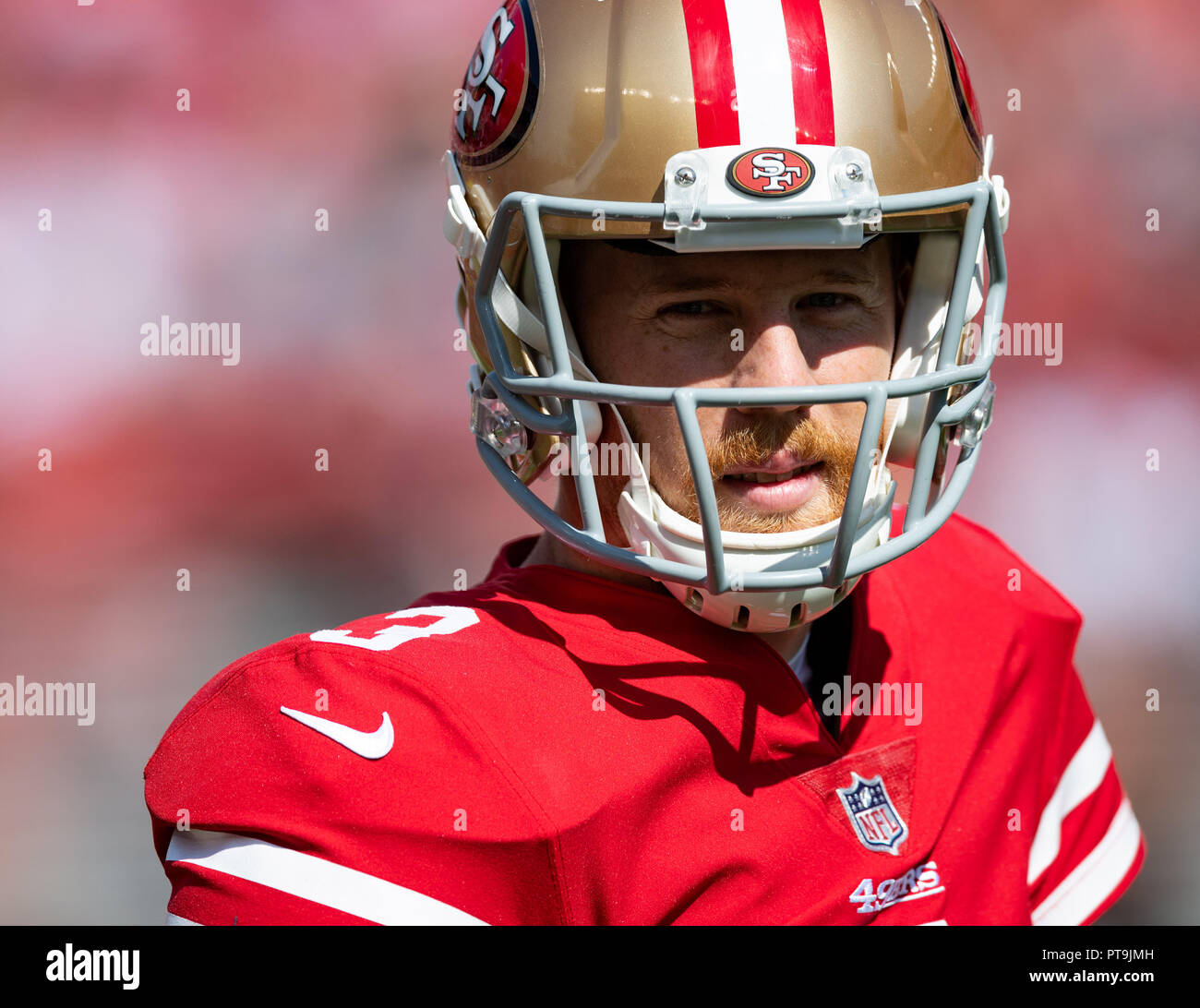 Santa Clara, California, USA. 07 ott 2018. San Francisco 49ers quarterback C.J. Beathard (3) si riscalda prima di NFL di una partita di calcio tra la Arizona Cardinals e San Francisco 49ers a Levi's Stadium di Santa Clara, California. Valerie Shoaps/CSM/Alamy Live News Foto Stock