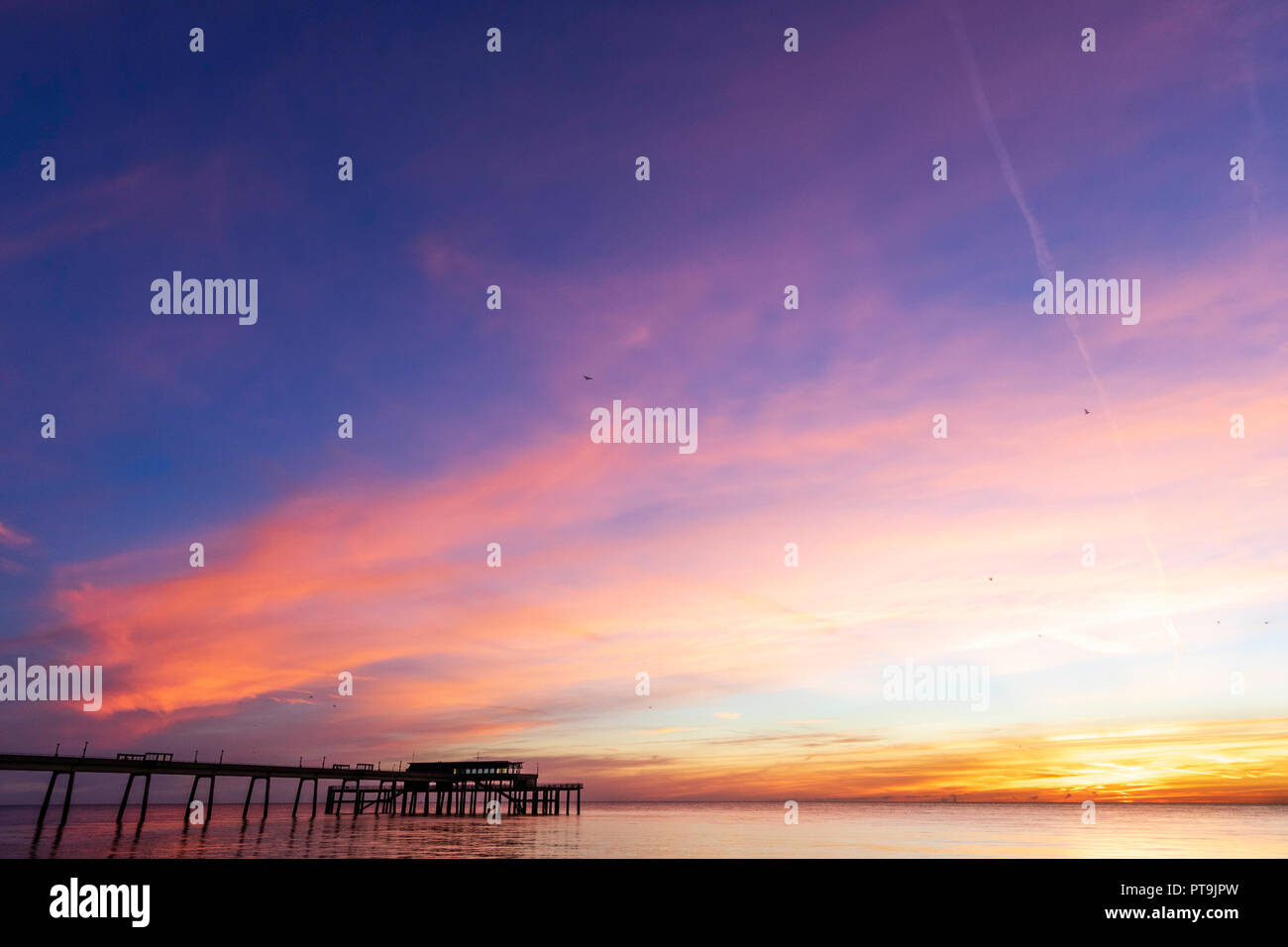 Trattativa, Kent, Inghilterra, 8 ottobre 2018. Cielo alba e tramonto sul Canale Inglese a trattare con il molo di cemento. Il mite clima autunnale prosegue per quello che sembra essere un sole pieno giorno alla costa del Kent con temperature miti per corrispondenza. Credito - Malcolm per collezionisti/Alamy Live News. Foto Stock