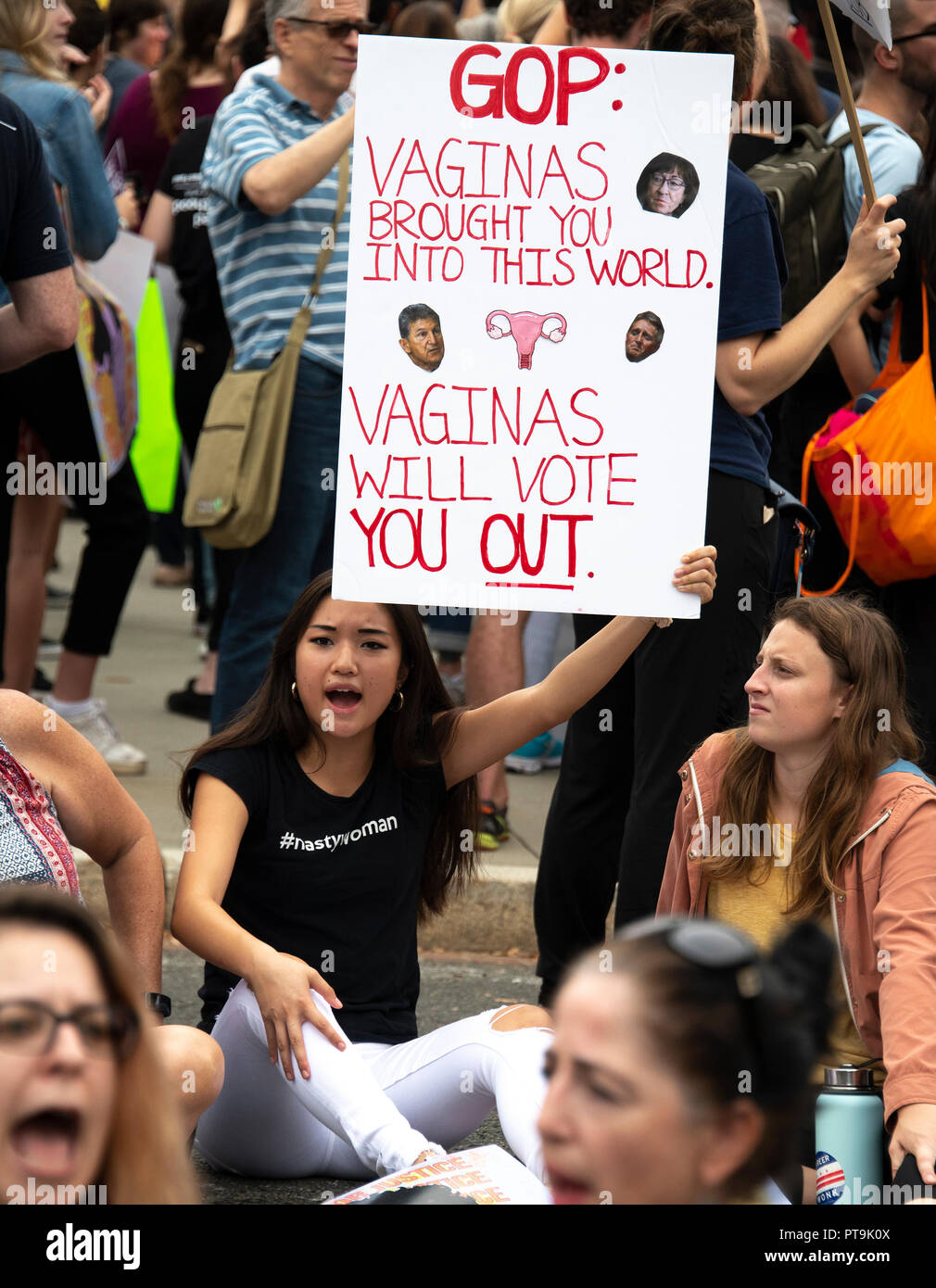 Anti-Kavanagh proteste al di fuori degli Stati Uniti la Corte Suprema a Washington, DC come noi senatori continuano il loro piano dichiarazioni attraverso la strada dentro il Campidoglio US Sabato 6 Ottobre, 2018. Credito: Ron Sachs / CNP RESTRIZIONE: NO New York o New Jersey o giornali quotidiani nel raggio di 75 miglia da New York City) | utilizzo in tutto il mondo Foto Stock