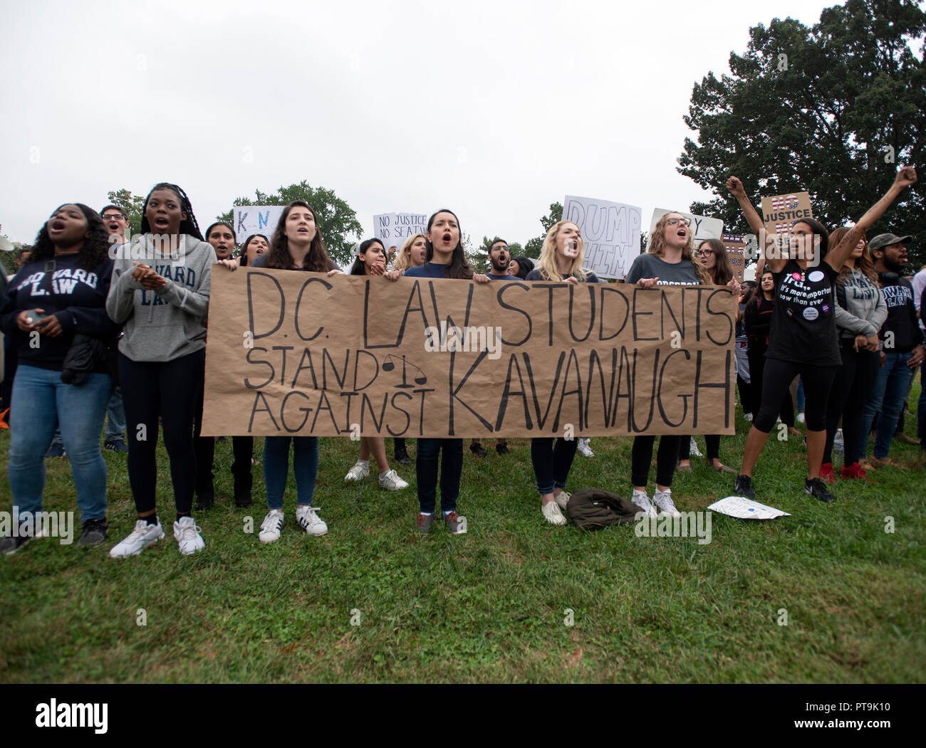 Manifestanti Anti-Kavanagh sui terreni del Campidoglio degli Stati Uniti in Washington, DC come il senato americano dichiarazioni pavimento continuare all' interno dell' edificio sabato 6 ottobre, 2018. Credito: Ron Sachs / CNP RESTRIZIONE: NO New York o New Jersey o giornali quotidiani nel raggio di 75 miglia da New York City) | utilizzo in tutto il mondo Foto Stock