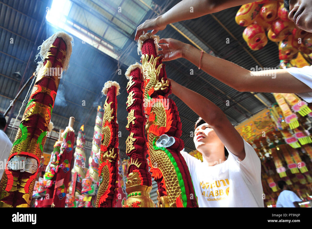 Bangkok, Tailandia. 8 Ott, 2018. Persone bruciare incenso a celebrare i Festival vegetariano a un tempio Cinese a China Town a Bangkok, Thailandia, ad Ottobre 8, 2018. Credito: Rachen Sageamsak/Xinhua/Alamy Live News Foto Stock