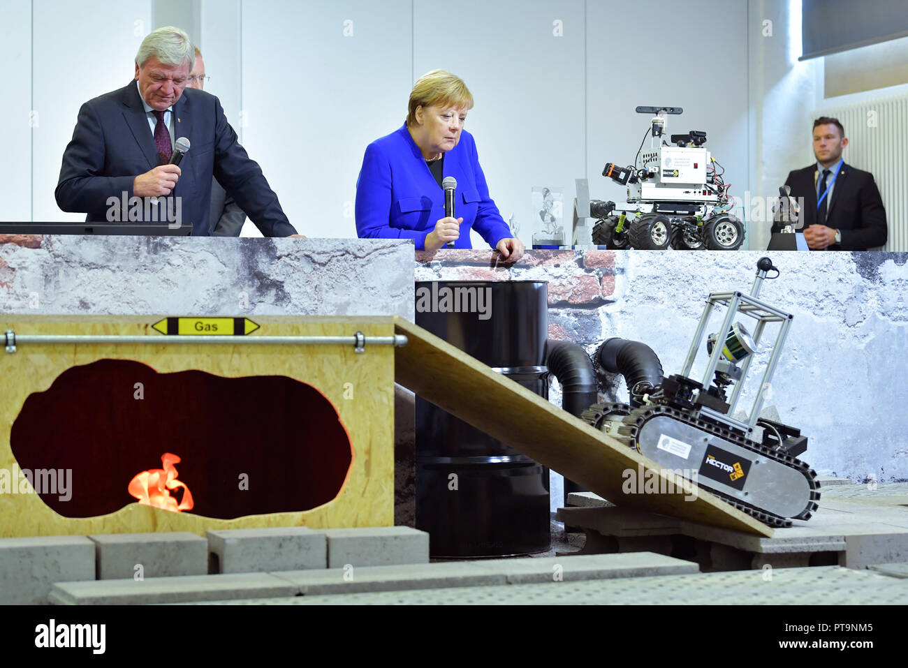 Darmstadt, Hessen, Germania. 08 ott 2018. Il Cancelliere federale Angela Merkel e Hesse sul Primo Ministro Volker Bouffier (CDU) osservare il cammino di un robot di salvataggio durante una visita alla Technical University. Durante una dimostrazione, operazioni di ricerca e salvataggio robot da "Hector' team sono utilizzati, che possono, ad esempio, cercare autonomamente per persone sepolte. Credito: Uwe Anspach/dpa/Alamy Live News Foto Stock