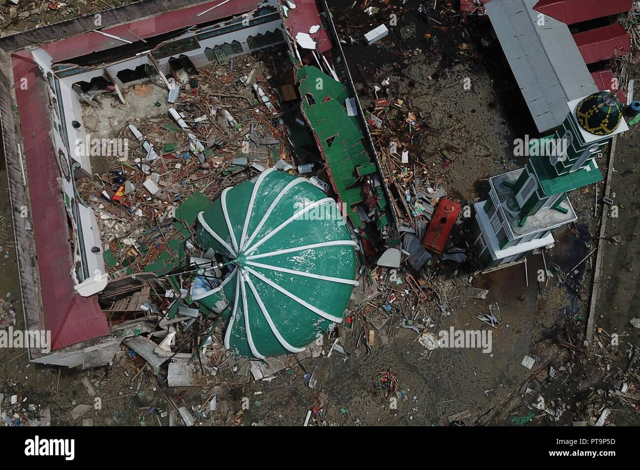 Palu. 8 Ott, 2018. Foto scattata il 8 ottobre, 2018 mostra la vista aerea dei detriti dopo il terremoto e lo tsunami a Palu, Sulawesi centrali, Indonesia. Numero di morti da più potenti i terremoti e un conseguente tsunami colpisce Sulawesi centrale provincia di Indonesia il 28 settembre è saltato a 1,948 il lunedì e più di 5.000 altri sono andati dispersi, secondo un disastro agenzia qui ufficiale. Credito: Wang Shen/Xinhua/Alamy Live News Foto Stock