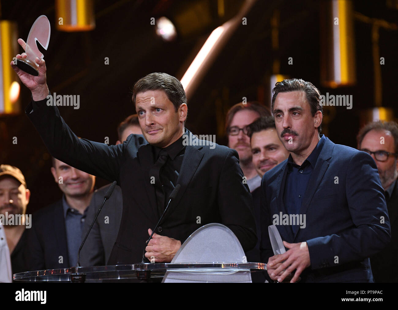 07 ottobre 2018, della Renania settentrionale-Vestfalia, Colonia: gli attori Holger Stockhaus (l) e Alexander Schubert (r) sono felici circa i premi nelle categorie "MIGLIORE PARODIA/Sketch Show' presso il tedesco Comedy Award 2018. Foto: Henning Kaiser/dpa Foto Stock