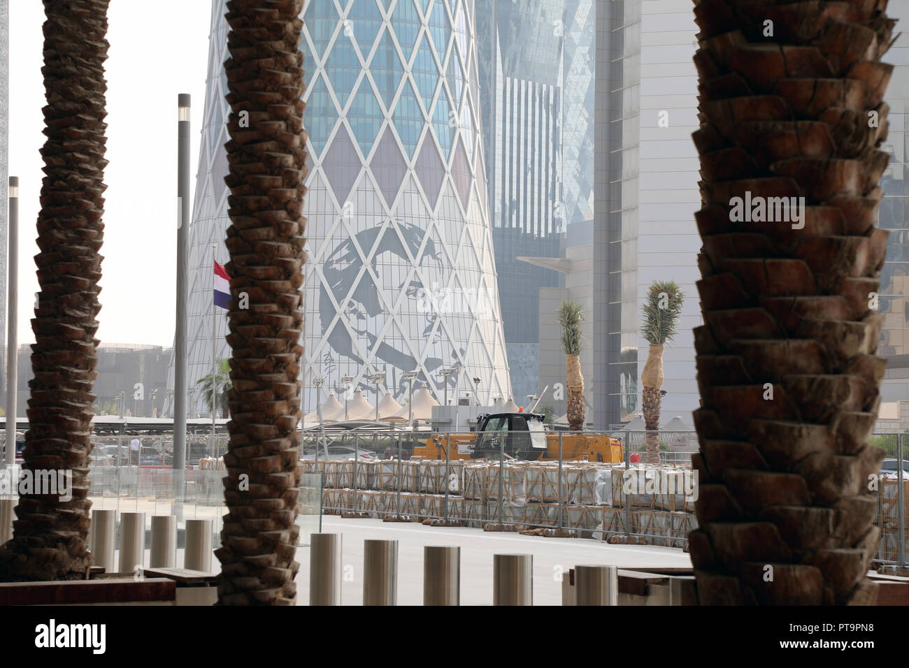 Doha / Qatar - Ottobre 8, 2018: un immagine styalised dello Sceicco Tamim Bin Hamad Al Thani creato da Ahmed Almaadheed sul lato di un edificio nel centro di Doha Credito: Dominic Dudley/Alamy Live News Foto Stock