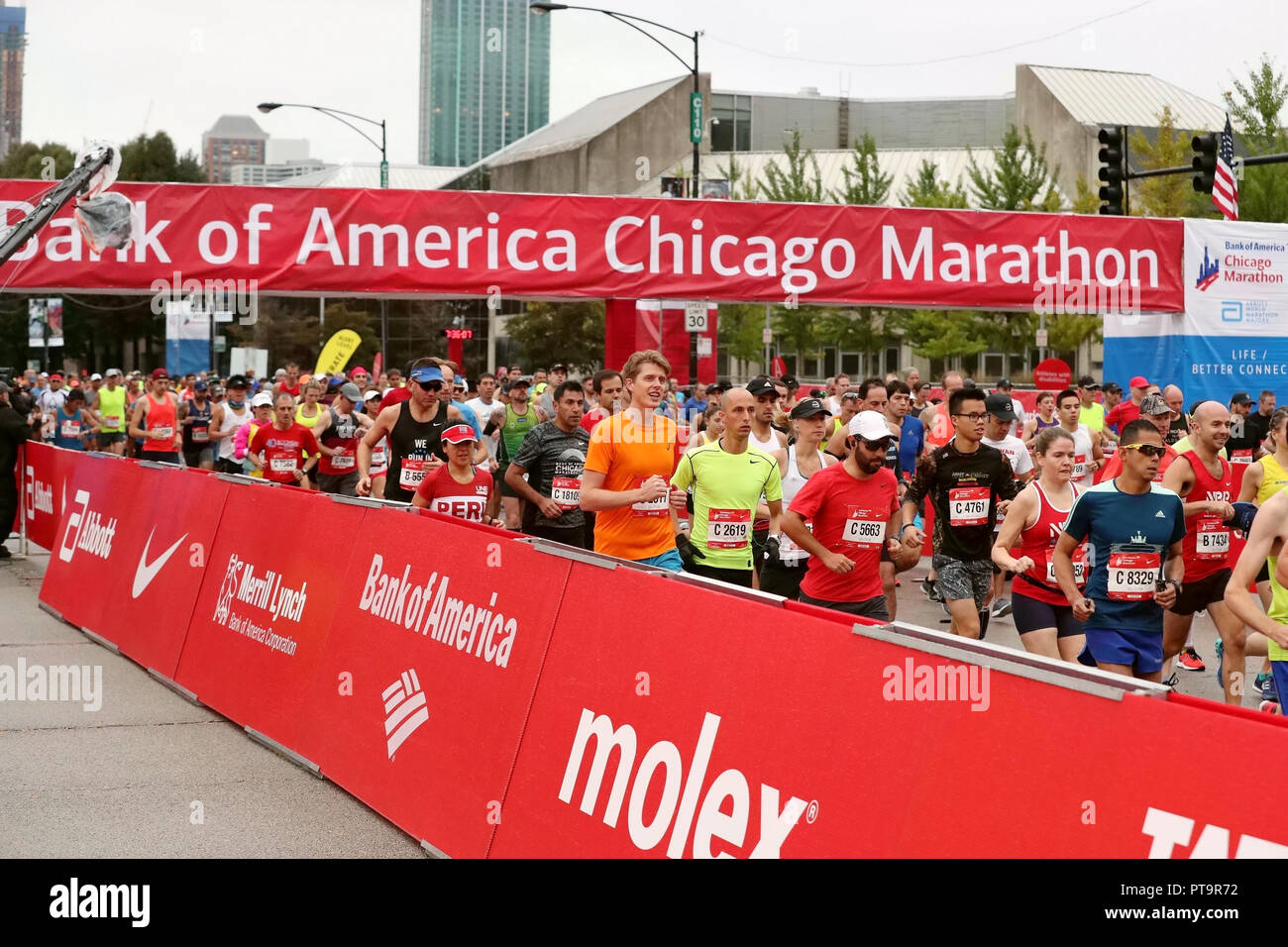 (181008) -- CHICAGO, Ottobre 8, 2018 (Xinhua) -- corridori insieme fuori dalla linea di partenza durante il 2018 Maratona di Chicago a Chicago, negli Stati Uniti, Ott7, 2018. (Xinhua/Wang Ping) Foto Stock