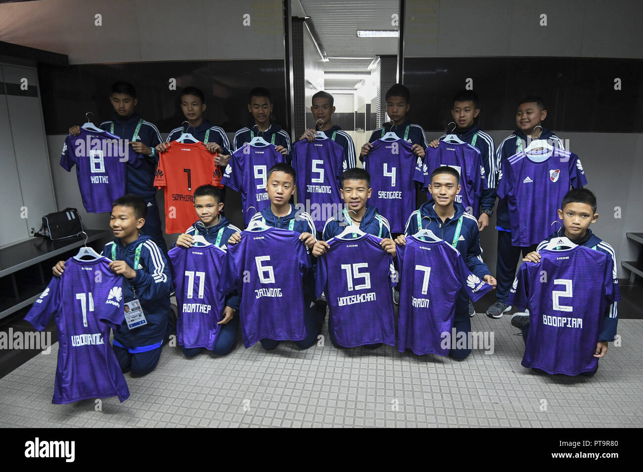 (181008) -- BUENOS AIRES, Ottobre 8, 2018 (Xinhua) -- i giocatori del 'Cinghiali' team dalla Tailandia pone con maglie del River Plate durante la loro visita a Antonio Vespucio Liberti Stadium nella città di Buenos Aires, Argentina, il 7 ottobre 2018. Il Thai i ragazzi che sono stati liberati da una grotta visitato domenica il club argentino River Plate, dove ha giocato una partita di calcio. I ragazzi hanno preso parte anche il sabato alla cerimonia di apertura del 3° Olimpiadi della Gioventù di Buenos Aires 2018. Undici delle dodici ragazzi che sono stati intrappolati su Giugno 23, 2018 da un diluvio nella grotta Tham Luang n. in Thailandia arrivare Foto Stock