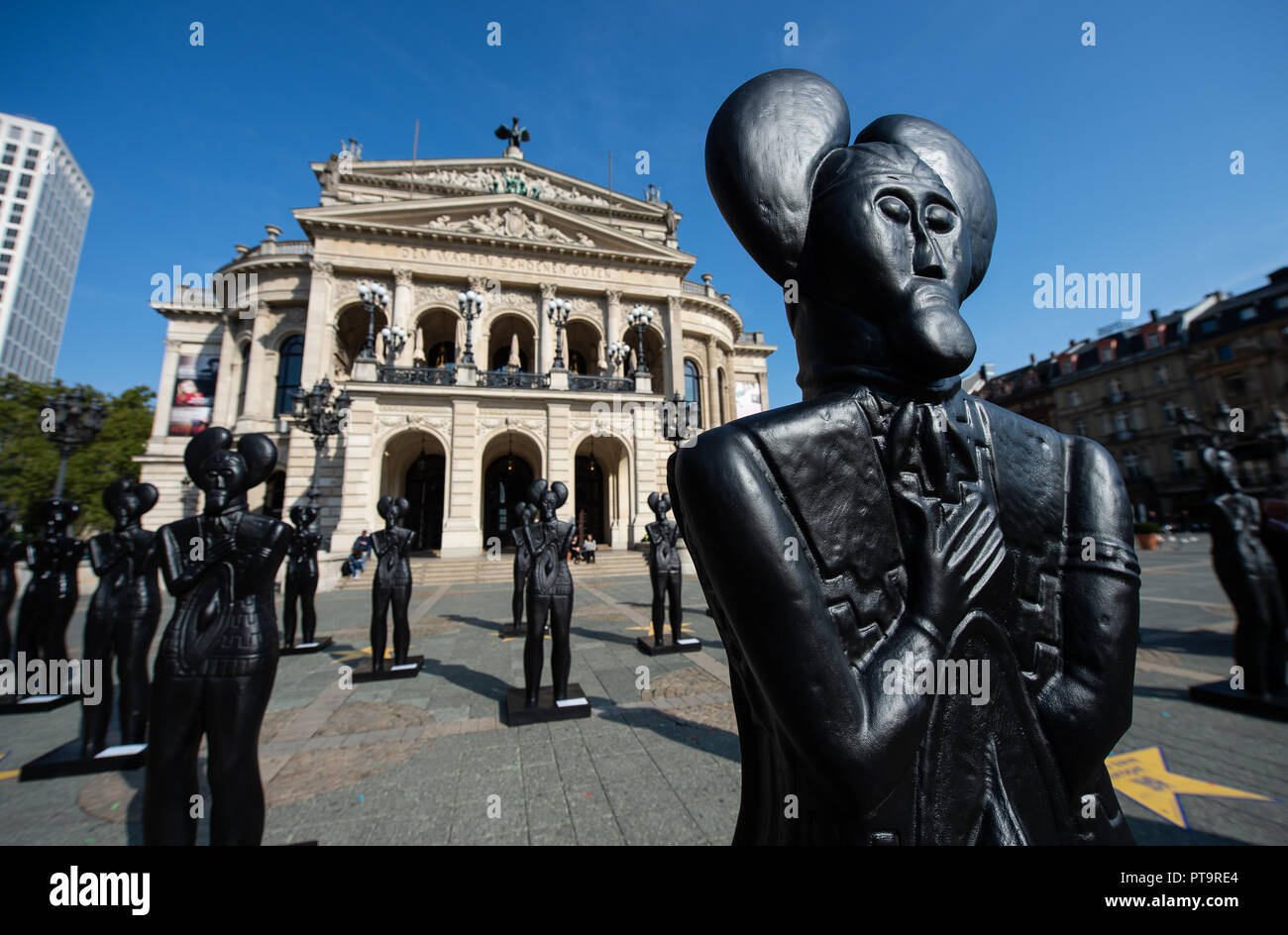 08 ottobre 2018, Assia, Frankfurt_principale: di dimensioni originali delle repliche di arenaria figura 'Celtico principe di Glauberg' sono in piedi sulla Piazza dell'Opera. Il 25 repliche di concept artist Ottmar Hörl possono essere ancora ammirati fino al 14 Ottobre. Foto: Sila Stein/dpa Foto Stock