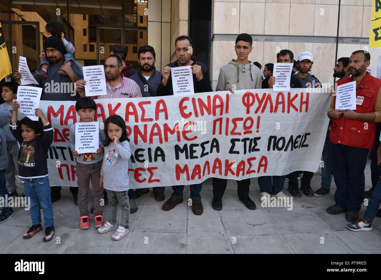 Pireo, Grecia. 8 Ott 2018. I rifugiati tenendo un banner e constata che leggere 'Malakasa è una prigione. Non ci torneremo. Vogliamo case e scuole all'interno di città", protesta contro le condizioni di vita disagiate a Malakasa camp davanti al Ministero della politica migratoria nel porto del Pireo, Grecia. Credito: Nicolas Koutsokostas/Alamy Live News. Foto Stock