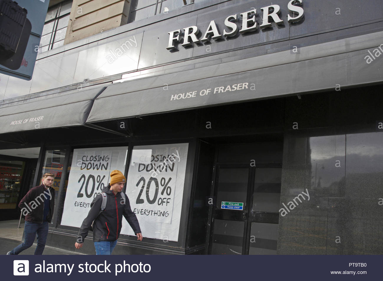 Edinburgh, Regno Unito. 8 Ottobre, 2018. House of Fraser Department Store chiudendo la vendita 20% fuori tutto. Nel giugno 2018 la società ha annunciato che avrebbe chiuso il 31 dei suoi 58 negozi del Regno Unito tra cui Edinburgh Fraser, Princes Street. Una chiusura di vendita è ora in funzionamento e attualmente il negozio è dovuta a chiudere definitivamente nel gennaio 2019. Credito: Craig Brown/Alamy Live News. Foto Stock