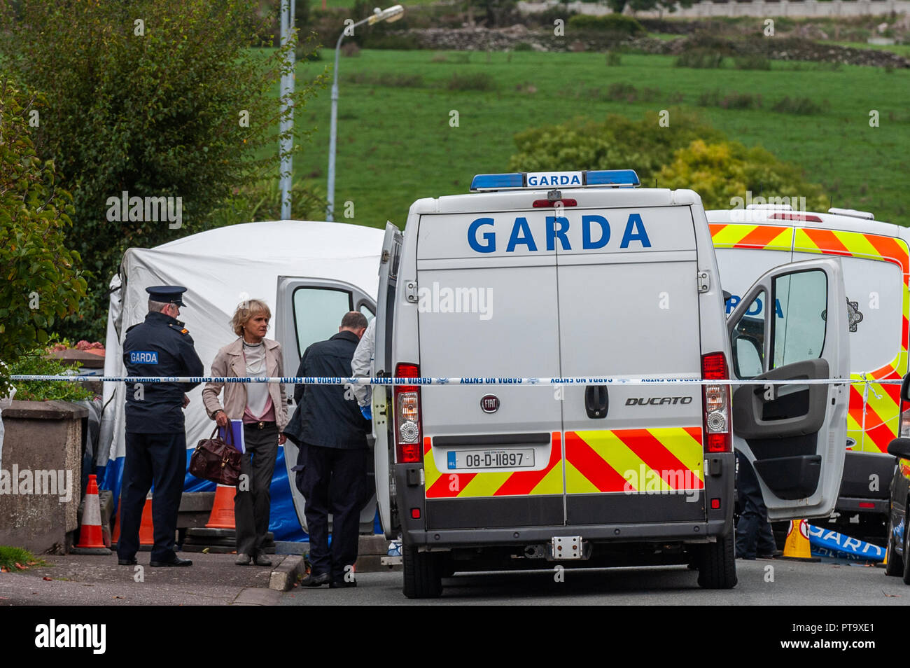 Macroom, West Cork, Irlanda. 8 Ott 2018. Il patologo di Stato aggiunto, Dr. Margaret Bolster, si prepara ad esaminare il corpo della vittima dell'omicidio, che prende il nome locale di Timmy Foley, 44 anni. Credit: Notizie dal vivo di AG/Alamy. Foto Stock