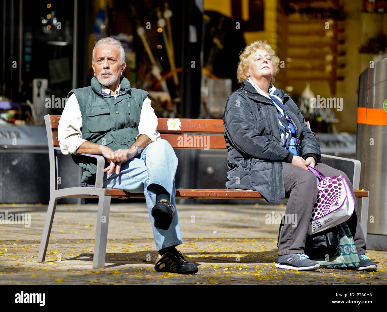 Coppia di anziani seduti al sole. Vienna, Austria Foto Stock