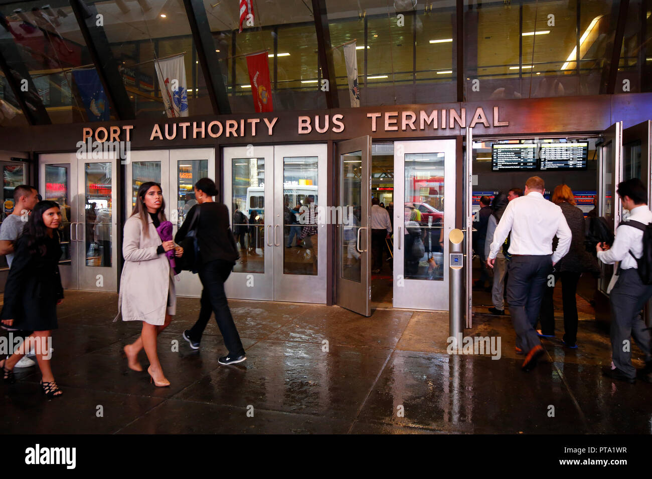 Pendolari fuori Port Authority Bus Terminal in Midtown Manhattan, New York, NY Foto Stock