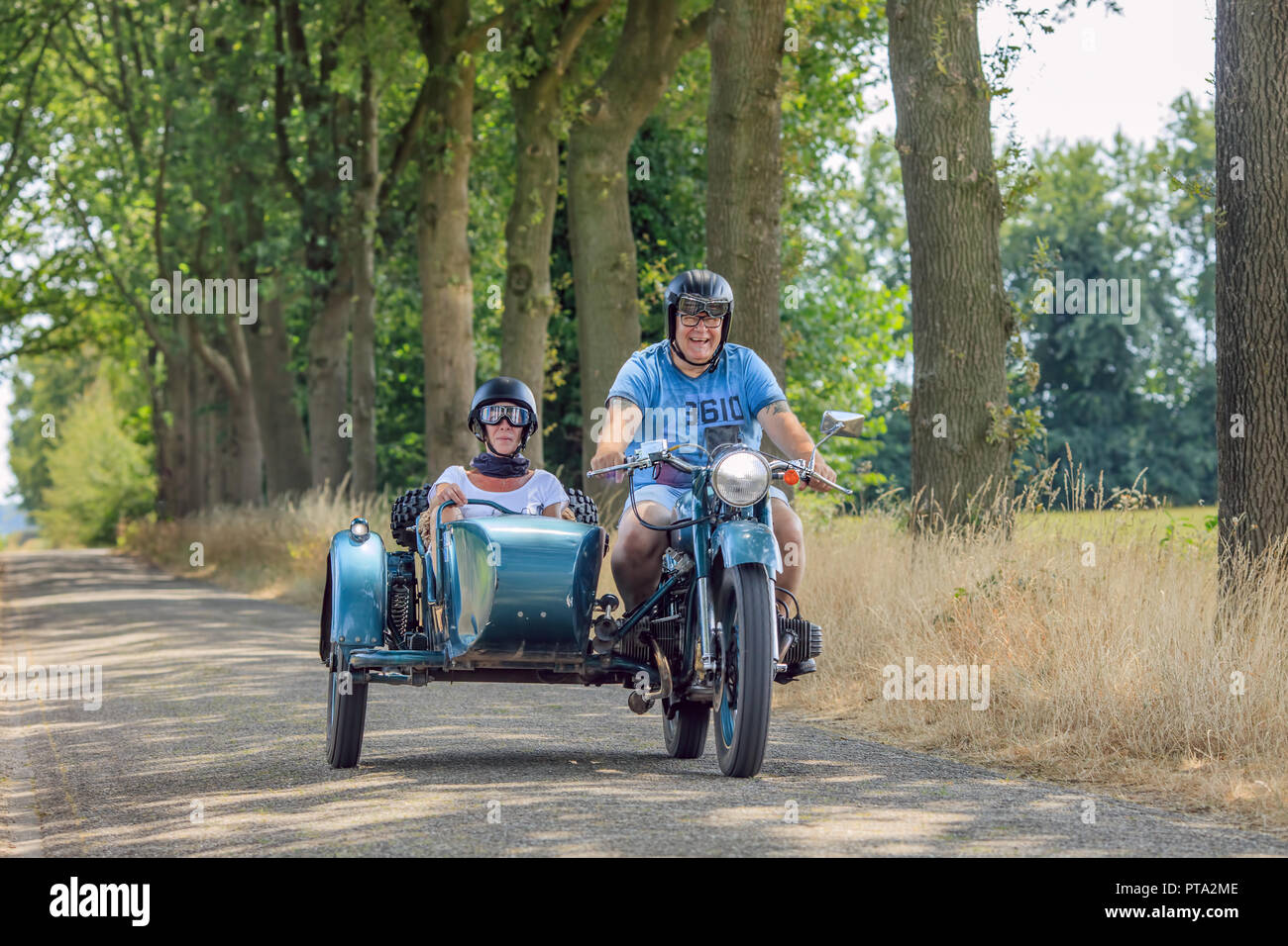 Allegro giovane sul motorino classico con sidecar. I Paesi Bassi hanno un grande gruppo di appassionati di equitazione old fashion bike. Foto Stock